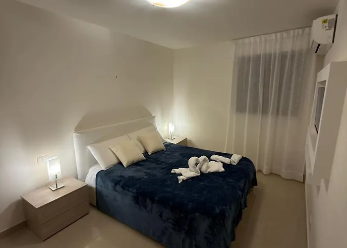 Farahome Aci Trezza